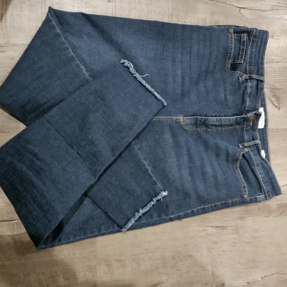 Sophia Vergara jeans like new. Size 12.  (6) - Picture 2 of 5